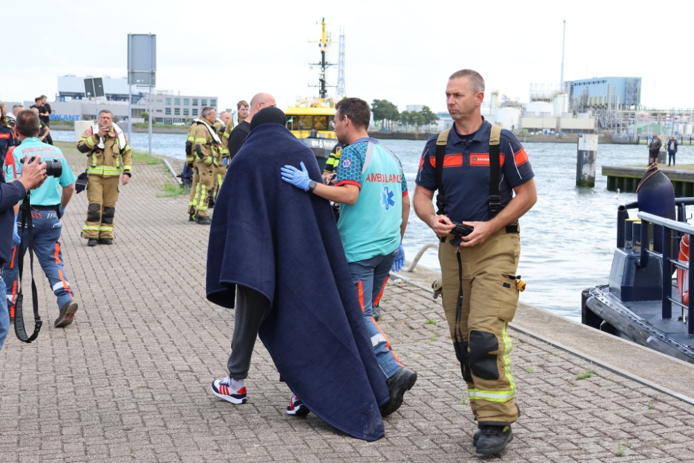 Automobilist en bijrijder uit het water van de Oosthavenkade gered