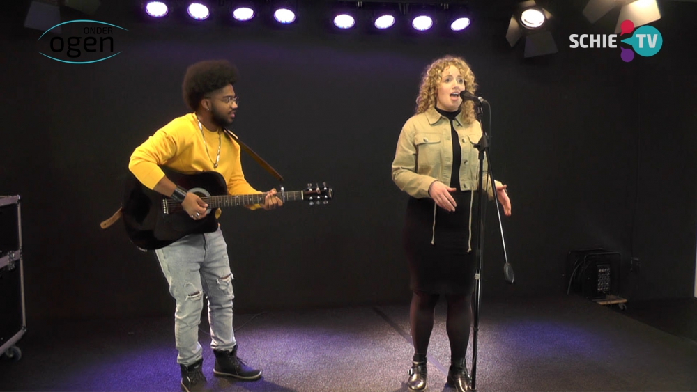 Live optreden Tessa Denise met op gitaar Tayler Calister met het nummer Mercy