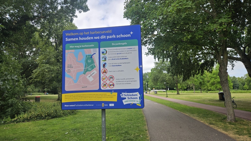Het nieuwe bord in het Prinses Beatrixpark