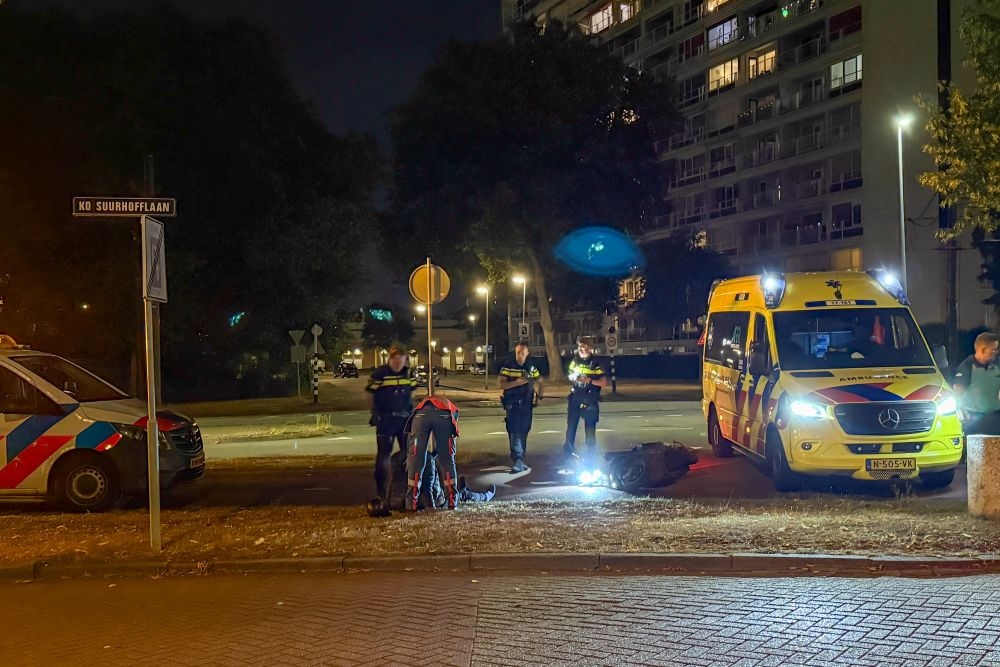 Twee scooterrijders raken gewond bij aanrijding