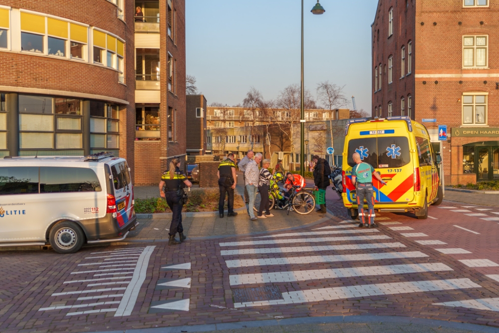 Fietser raakt gewond bij aanrijding, bestuurder rijdt door