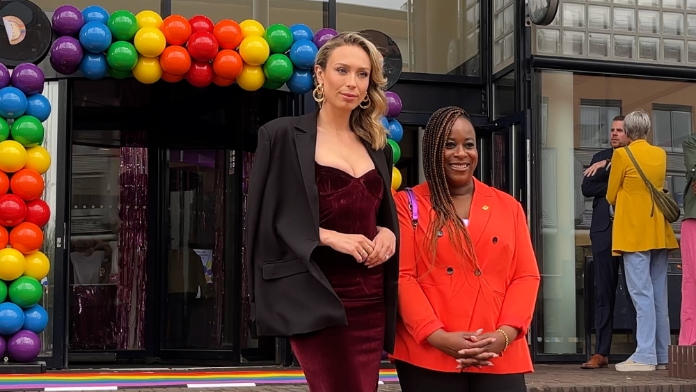 Loiza Lamers ontvangt Jillis Bruggeman Penning: &#039;Voorbeeld voor transjongeren&#039;