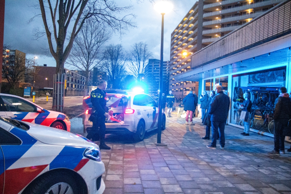 Omstanders grijpen gewapende overvaller Aldi in Schiedam Noord