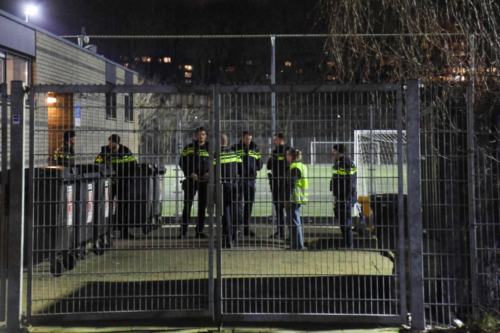 Spelers van voetbalclubs gaan met elkaar op de vuist in Vlaardingen