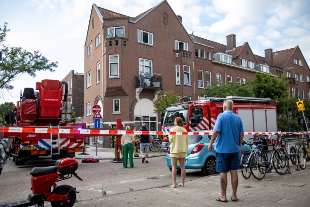 Bewoners vluchten naar balkon nadat brand uitbreekt in trappenhuis