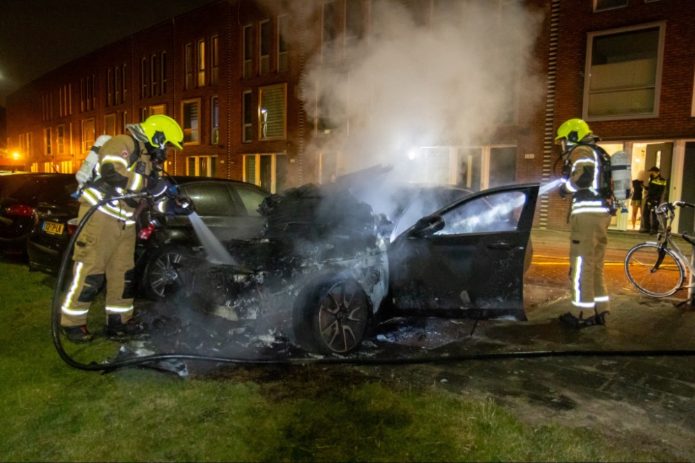 Twee auto's beschadigd door brand in Nieuwland