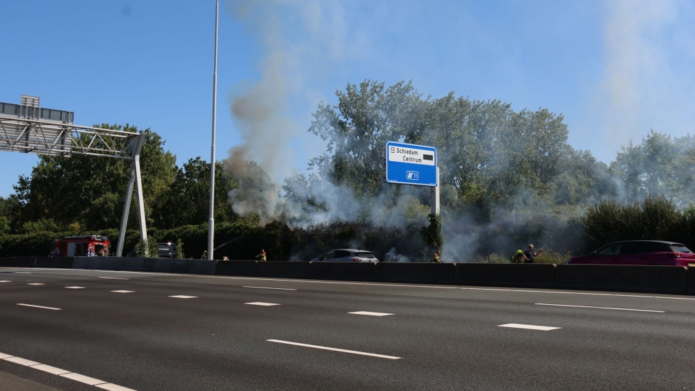 Brand in begroeiing geluidswal A20, twee rijstroken afgesloten