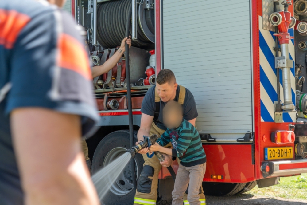 Jongetje helpt brandweer met blussen buitenbrand in de Broekpolder
