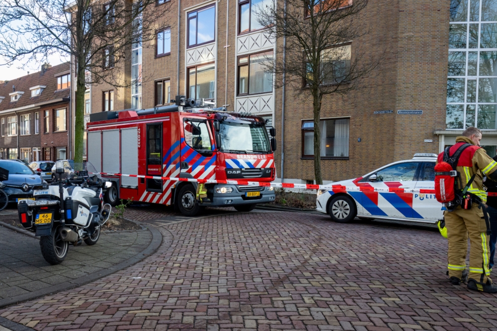 Bewoonster flat naar ziekenhuis na botsing met brandweerman