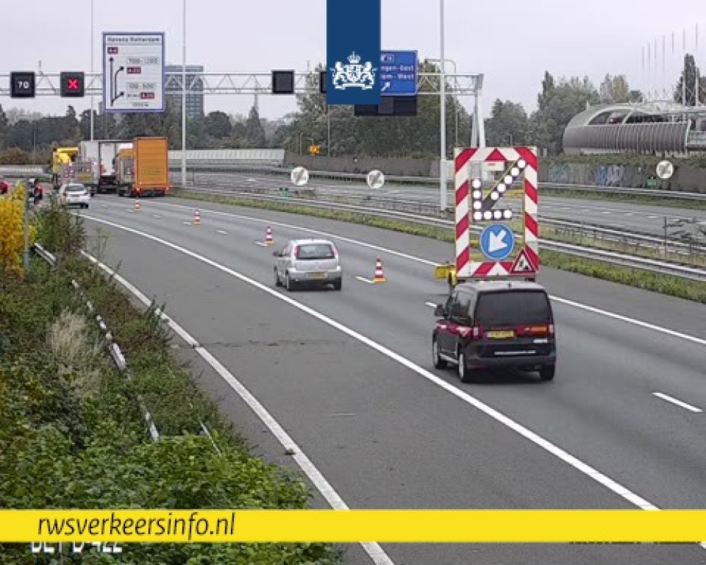 Vrachtwagen met pech: filevorming op de snelweg