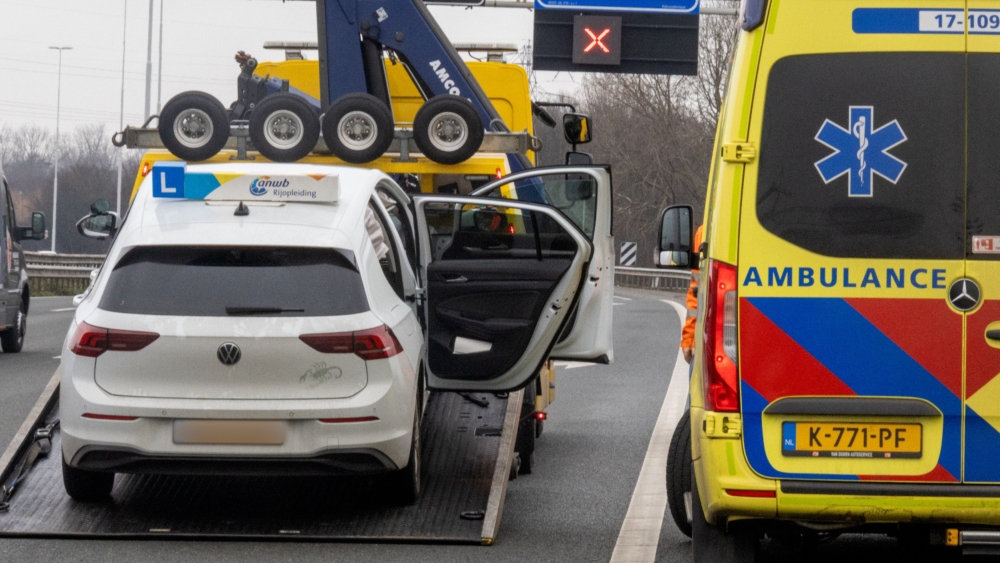 Botsing met lesauto op de A20 ter hoogte van Schiedam, ander voertuig rijdt door