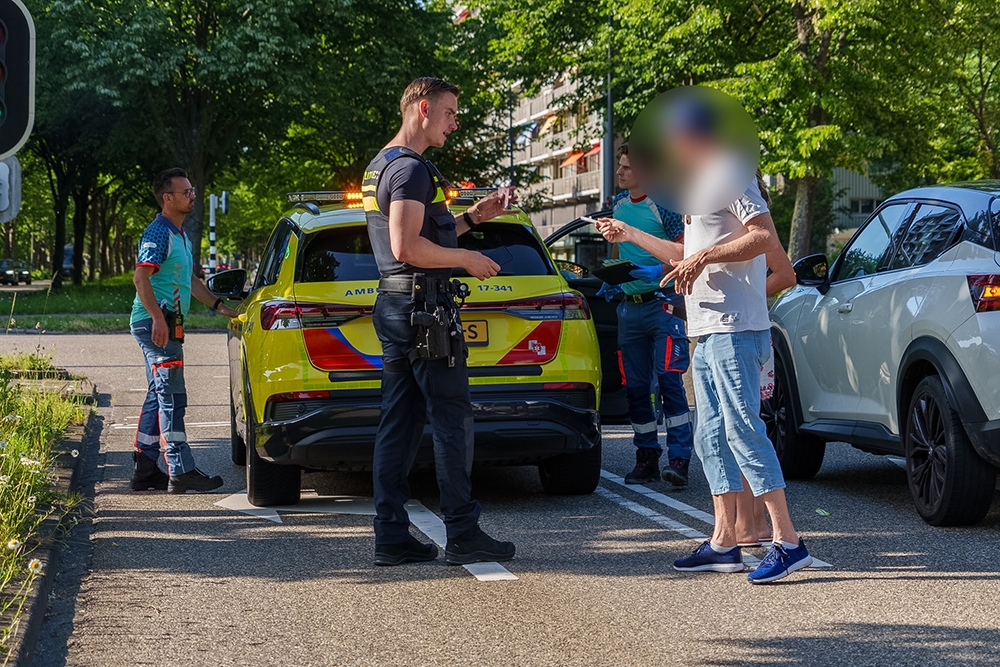 Taxi en personenauto botsen voor stoplicht op Holysingel