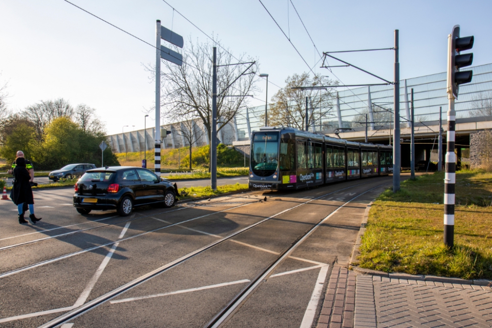 Auto knalt tegen paal