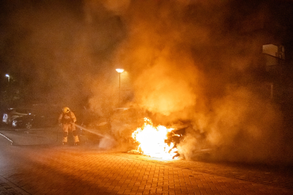 Auto in brand gestoken, brand slaat over naar twee andere auto&#039;s: &#039;Hoorde dat het om een ruzie ging&#039;