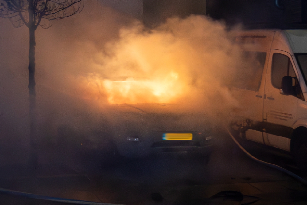 Twee harde knallen: geparkeerde auto ontploft op de Nieuw-Mathenesserstraat