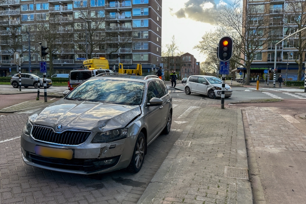 Schade bij botsing tussen twee auto&#039;s in Schiedam