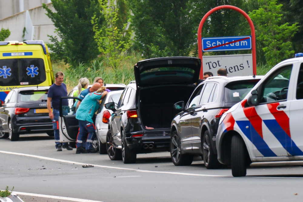 Kettingbotsing op oprit A20