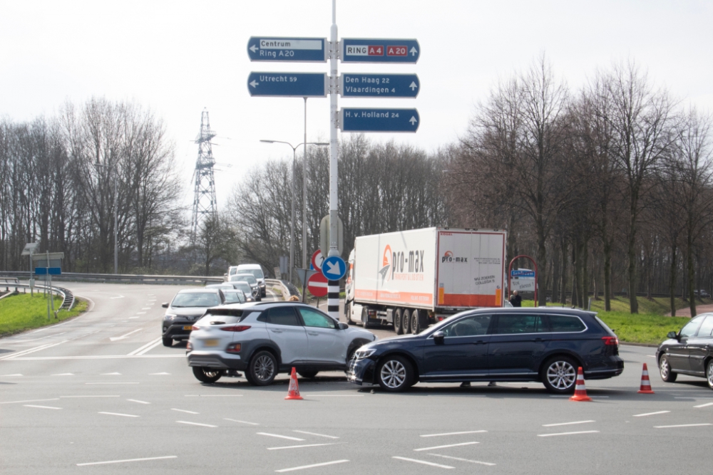 Veel schade na aanrijding op kruispunt &#039;s-Gravelandseweg