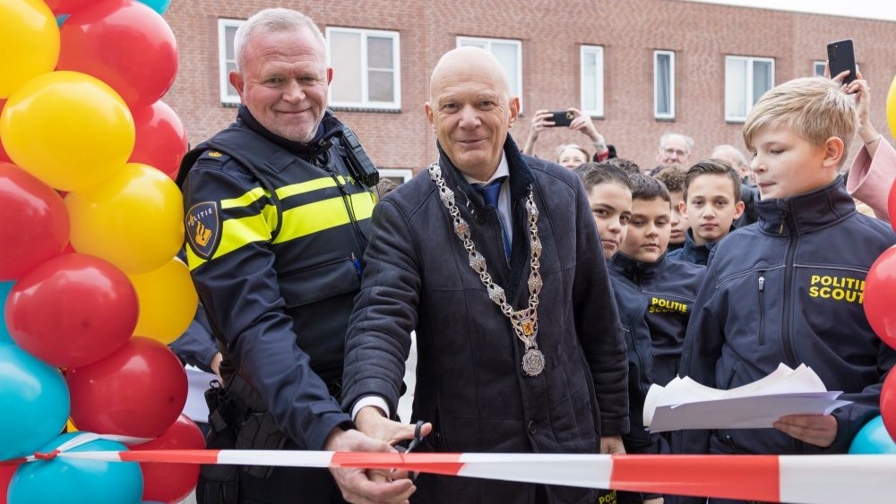 Burgemeester Bert Wijbenga opent de veiligheidspost