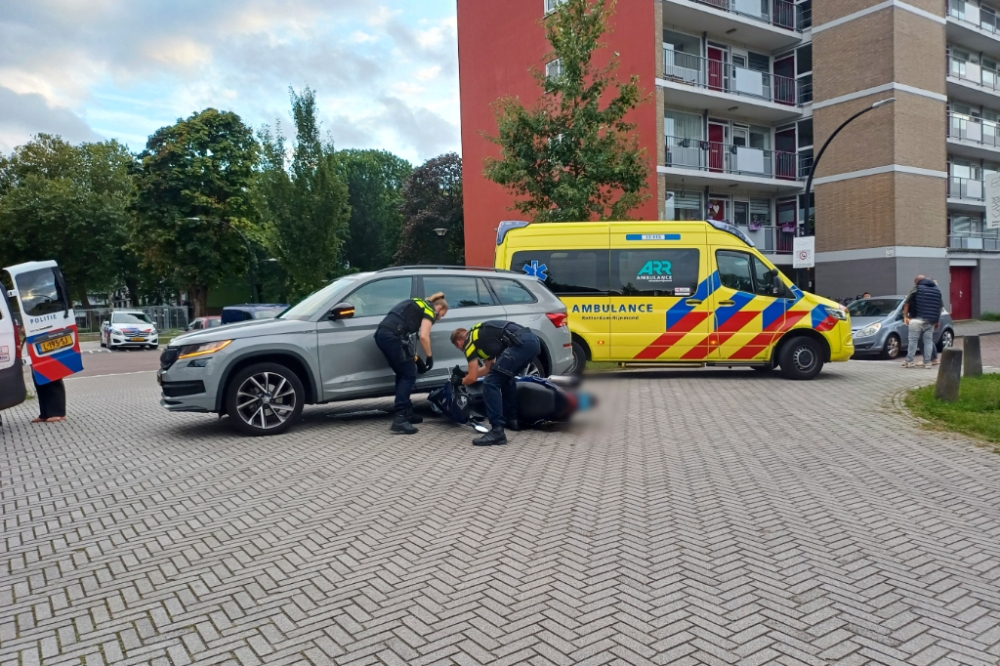 Auto en scooter botsen in Schiedam