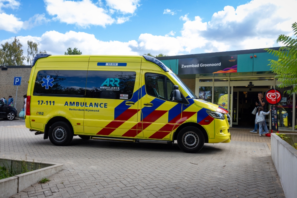 Jongen heeft zorg nodig in zwembad, onduidelijk wat er precies is gebeurd
