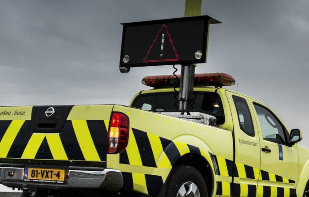 File rond Beneluxtunnel door aangereden hond