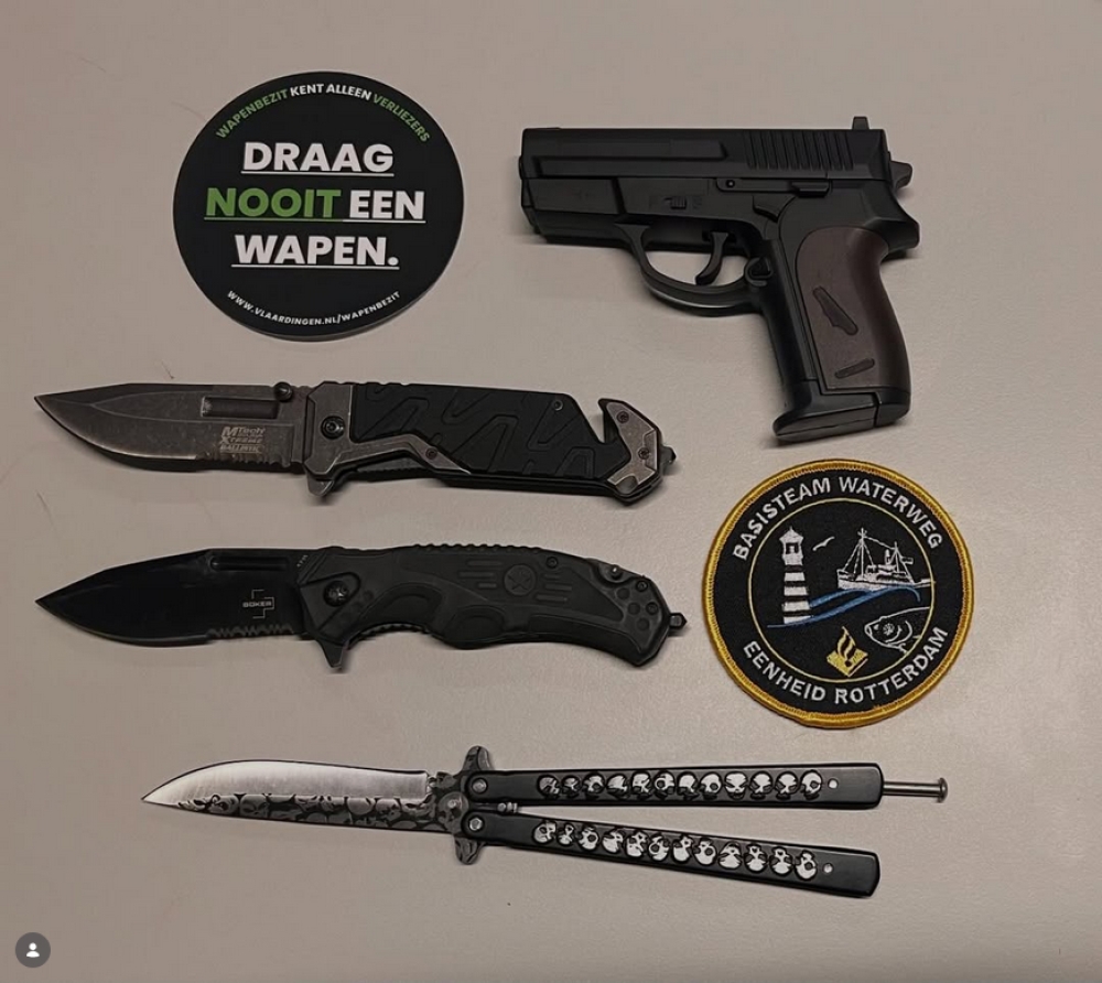 Preventief fouilleren in Vlaardingen: drie messen en een vuurwapen van straat