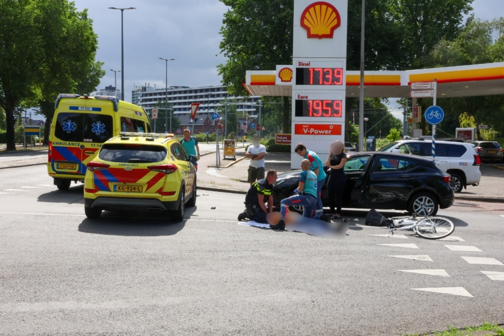 Fietser aangereden door auto op Van Beethovensingel