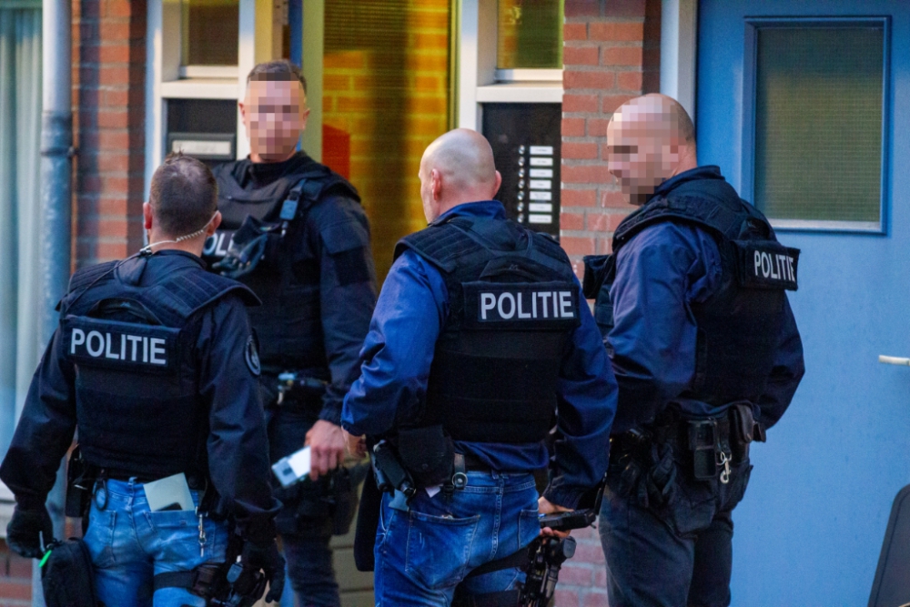 Politie valt woning binnen na dreiging met handgranaat