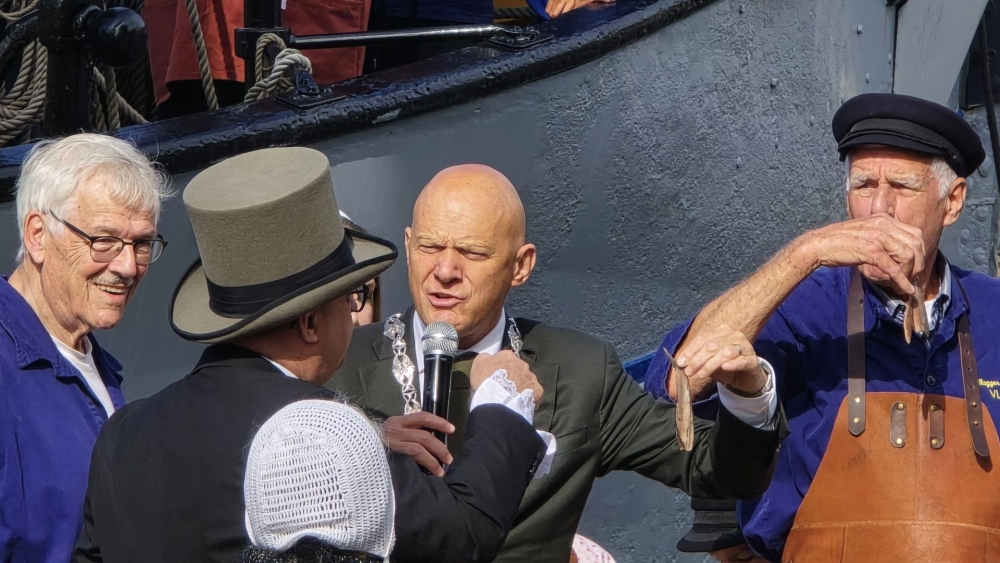Bert Wijbenga proeft de eerste haring