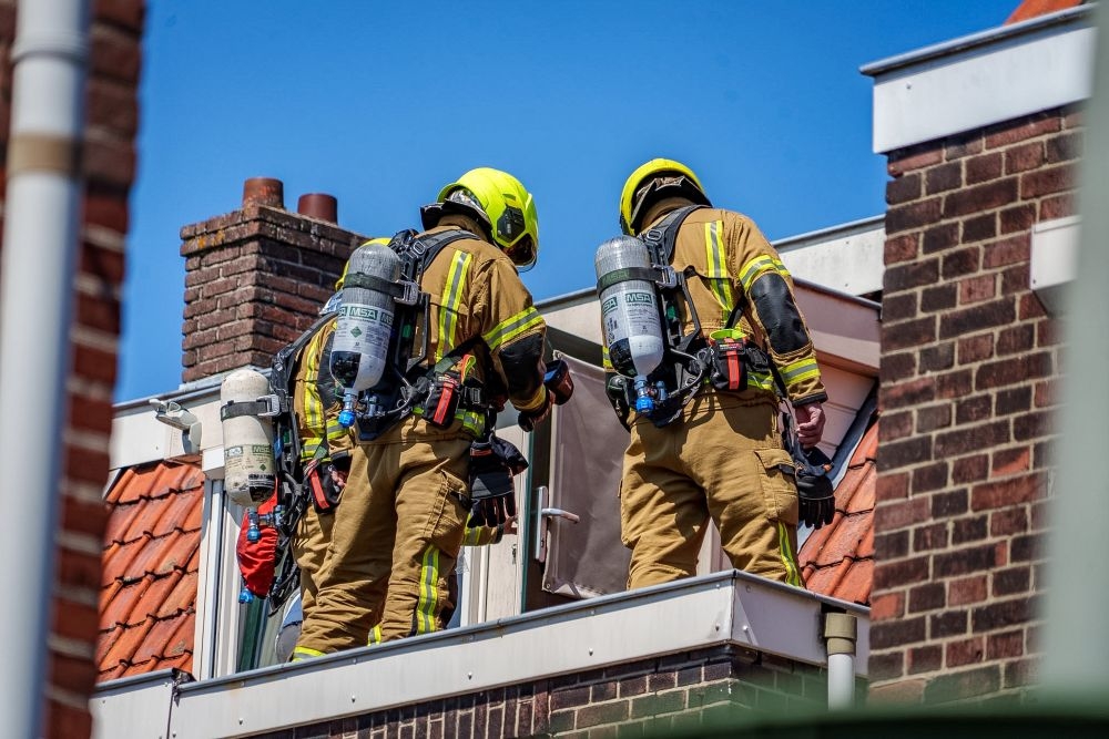 Sigarettenpeuk zet plankenbak in de hens