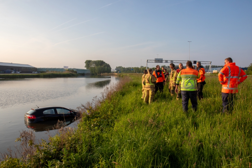 Auto te water langs de A20