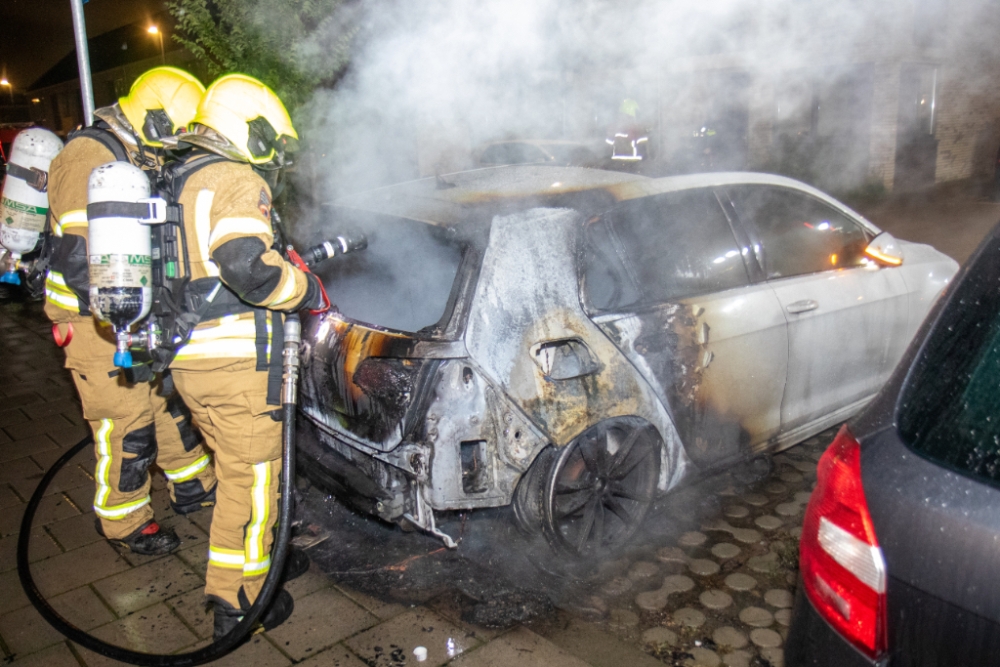 Auto in brand gestoken in Schiedam Nieuwland