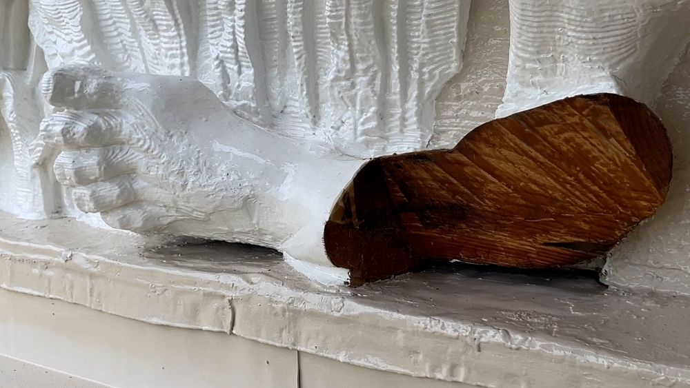 Benen van Romeinse goden Korenbeurs geamputeerd, beelden blijken van hout