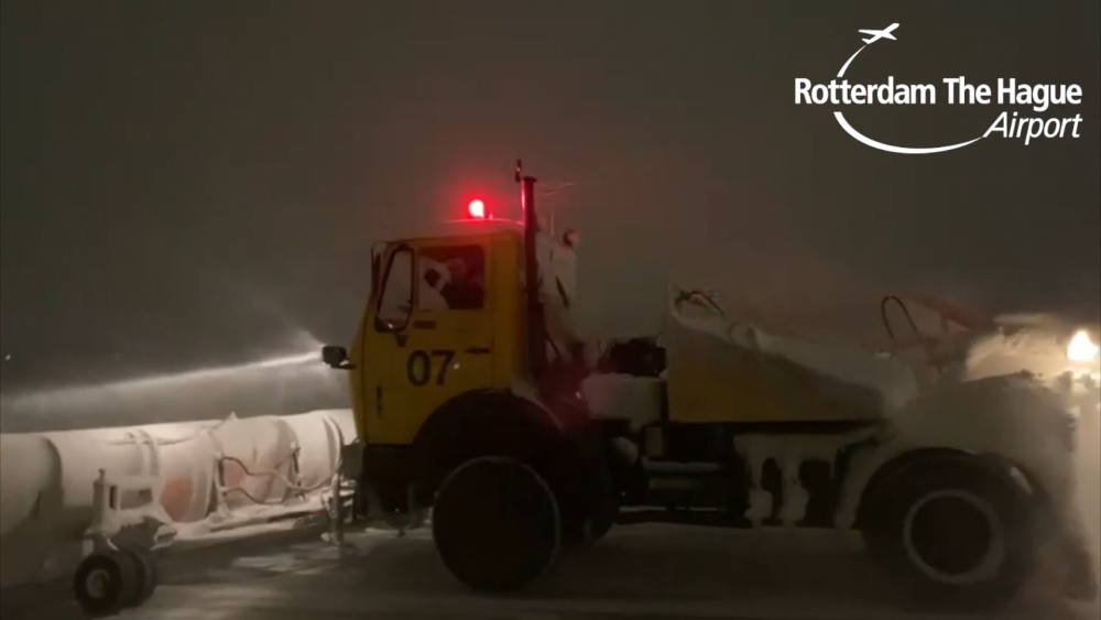 Winterweer geeft tot nu toe weinig problemen op vliegveld, brandweer bestrijdt sneeuw op start- en landingsbaan