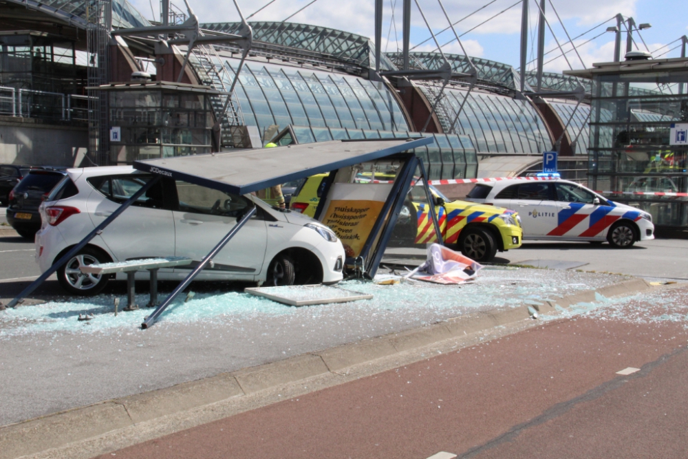 Auto ramt bushokje op Horvathweg