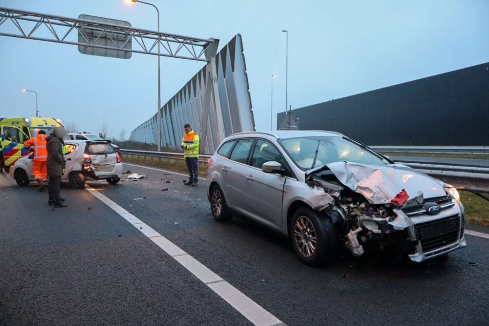 Verbindingsweg snelweg bezaaid met brokstukken na forse aanrijding