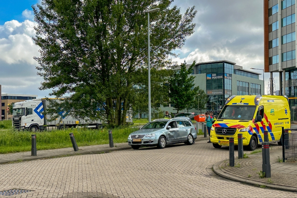 Aanrijding tussen auto en vrachtwagen