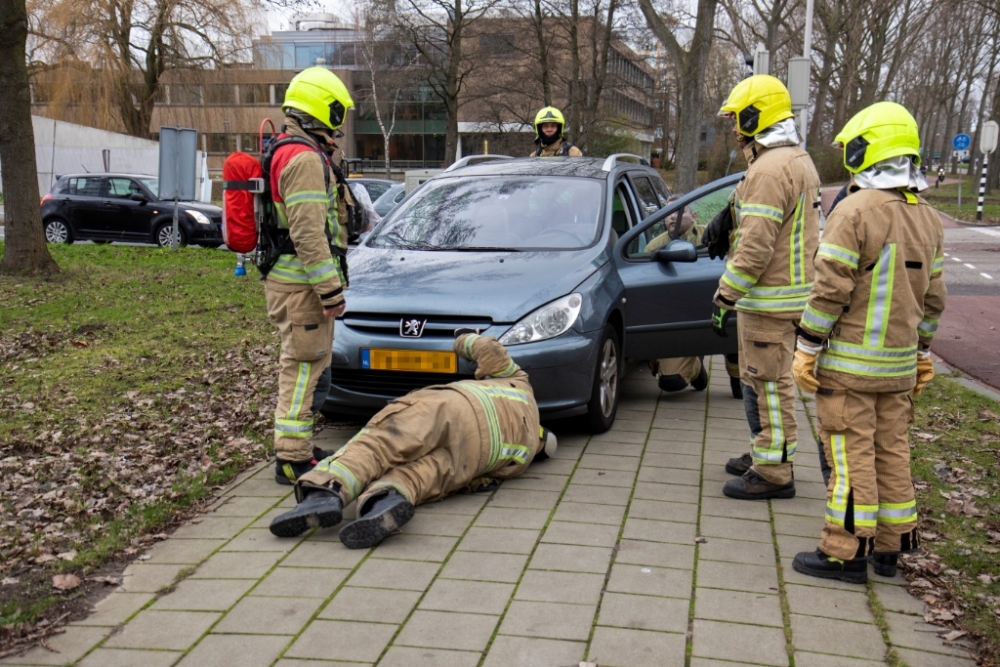 Brandweer rukt uit voor lekkende auto