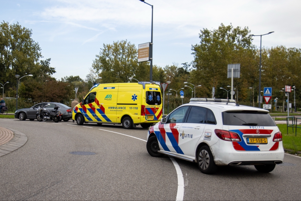 Motorrijder op rotonde aangereden door auto