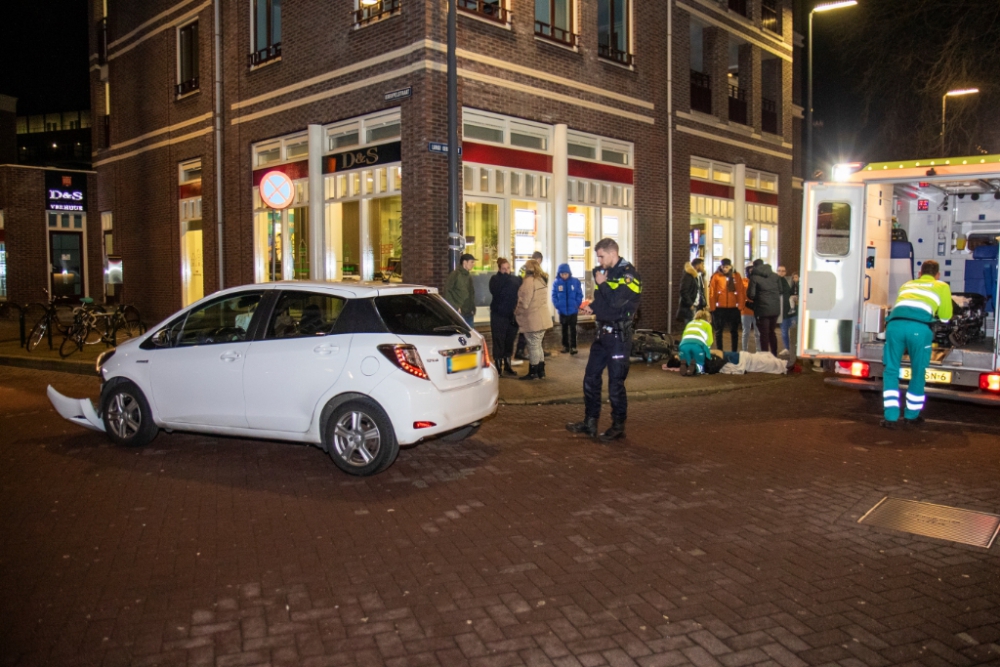 Inzittenden auto vluchten na aanrijding met bezorgscooter