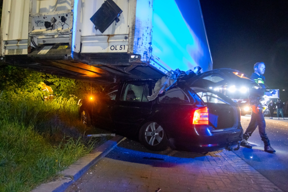 Auto komt onder vrachtwagen vast te zitten bij aanrijding