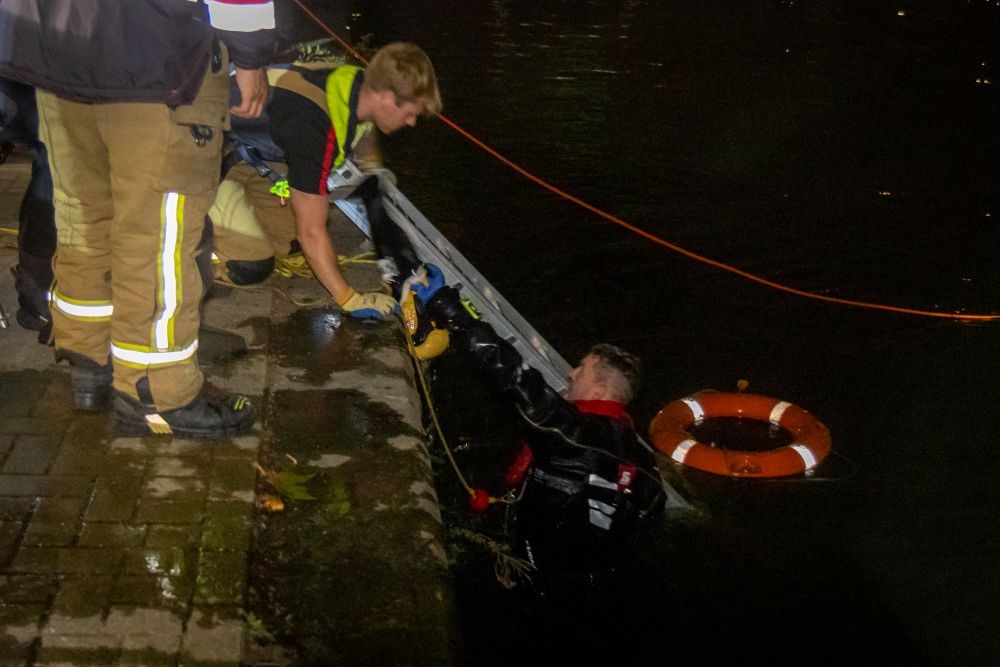 Auto rijdt met bestuurder en al vanaf parkeerplaats de Nieuwe Haven in
