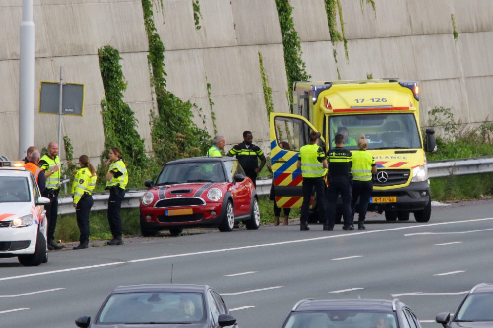 Auto en vrachtwagen botsen op de A4