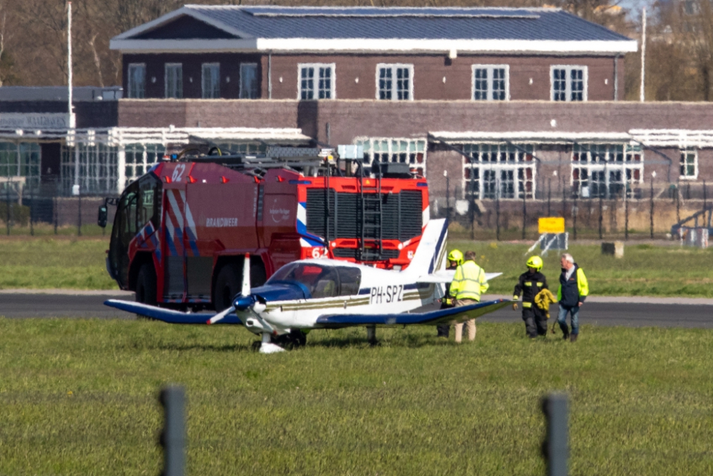 Vliegtuigje naast de baan op Rotterdam The Hague Airport