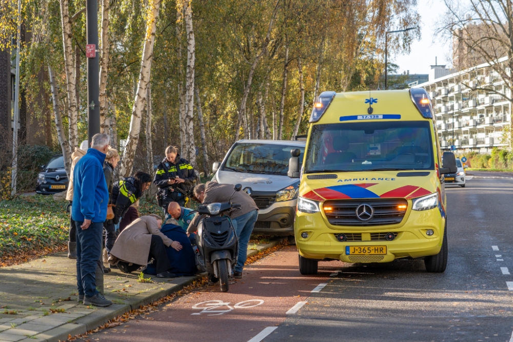 Twee dames hard ten val na glijpartij met scooter in Vlaardingen