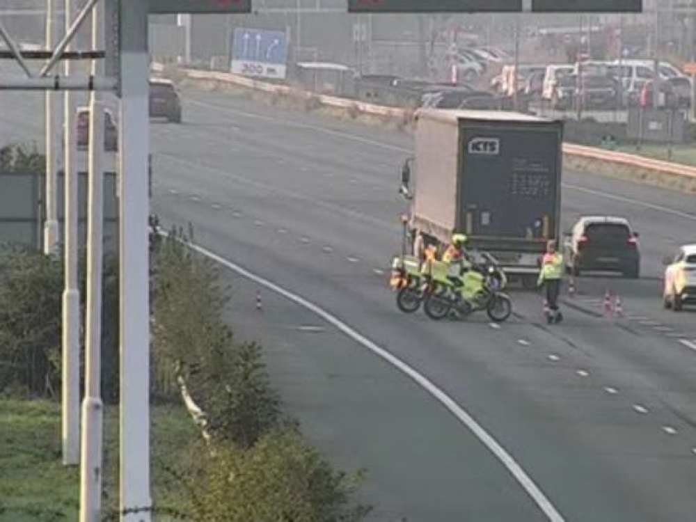 Enorme file door kapotte vrachtwagen midden op snelweg