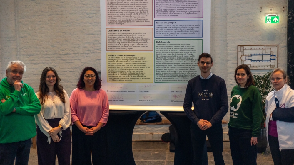 Zes van de twaalf partijen ondertekenen Regenboogakkoord in Schiedam