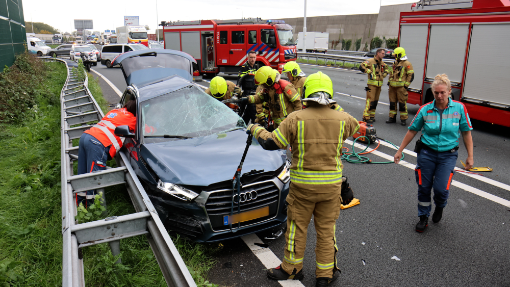 Meerdere personen bekneld na ongeval, snelweg A20 volledig afgesloten