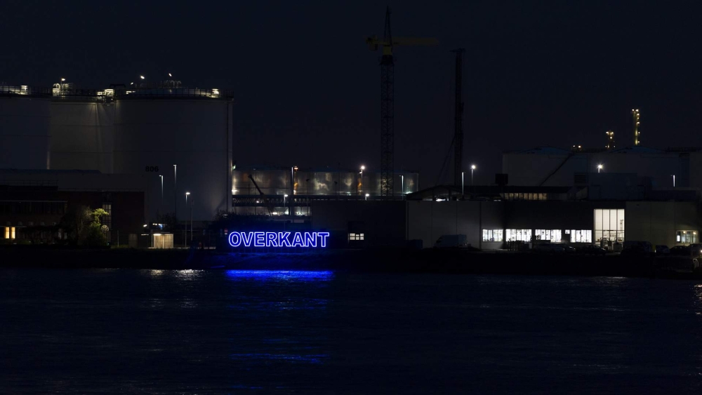 Vlaardingse neonkunstenaar Dike Hof (70) overleden, bekend van ‘Overkant’